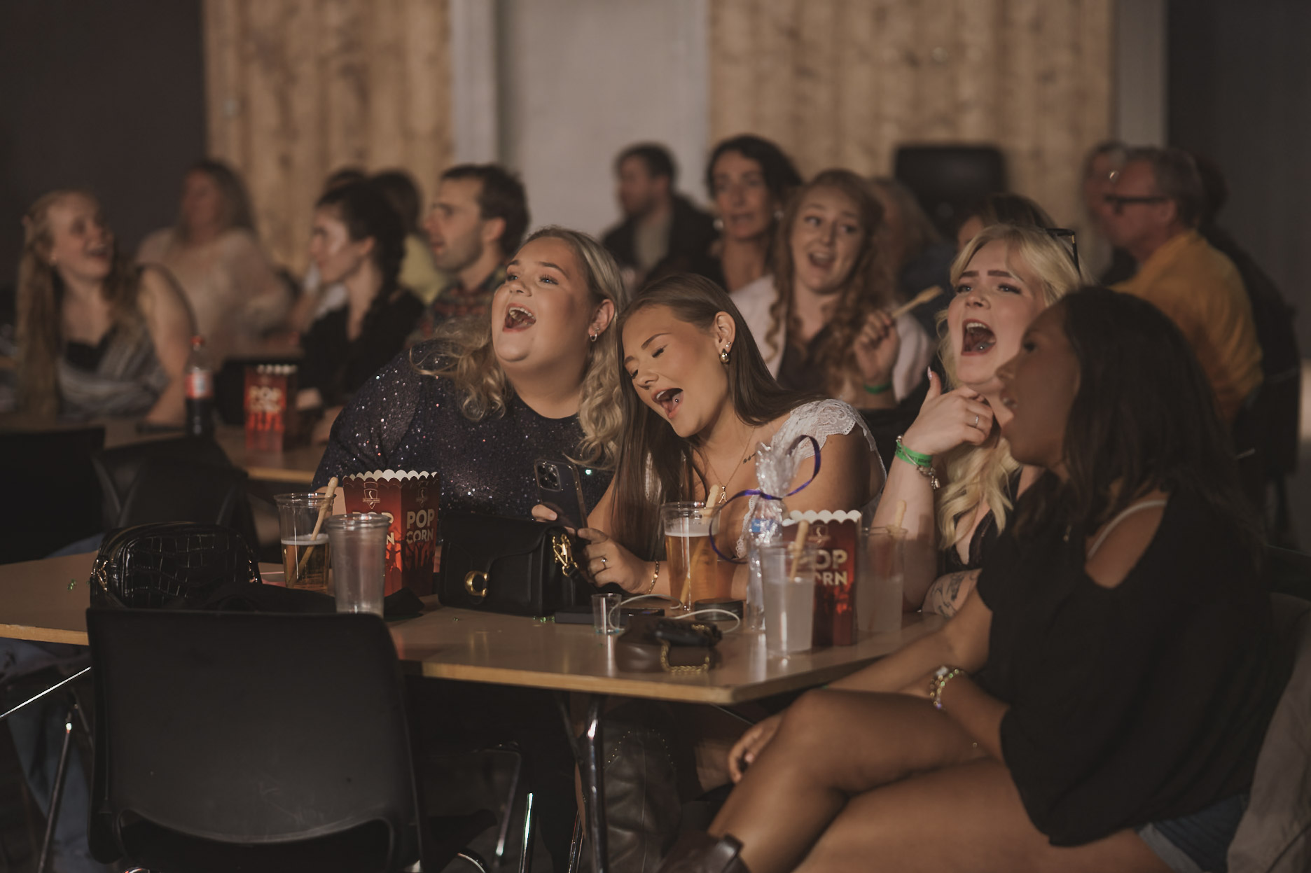 Fullsatt samfunnshus med publikum foran scenen